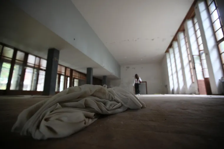 DEVASTIRANA TITOVA VILA IZVOR: Izgradili su je politički zatvorenici na skrovitom mjestu Nacionalnog parka Plitvice