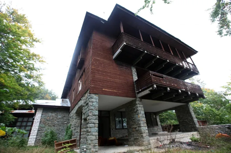 DEVASTIRANA TITOVA VILA IZVOR: Izgradili su je politički zatvorenici na skrovitom mjestu Nacionalnog parka Plitvice