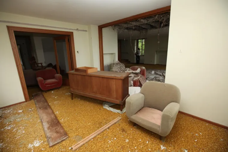 DEVASTIRANA TITOVA VILA IZVOR: Izgradili su je politički zatvorenici na skrovitom mjestu Nacionalnog parka Plitvice