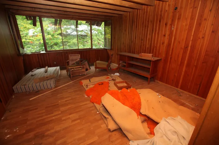 DEVASTIRANA TITOVA VILA IZVOR: Izgradili su je politički zatvorenici na skrovitom mjestu Nacionalnog parka Plitvice