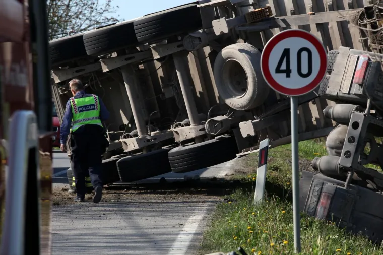 Stravična nesreća: Kamion se prevrnuo, automobil zavr&scaron;io na livadi