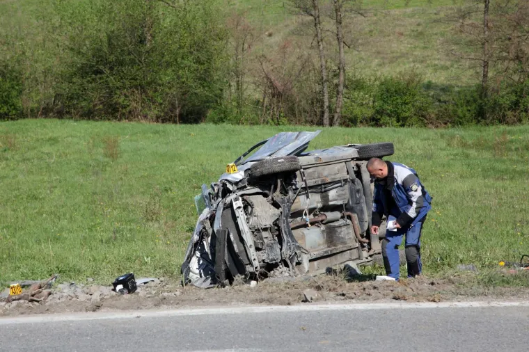 Stravična nesreća: Kamion se prevrnuo, automobil zavr&scaron;io na livadi