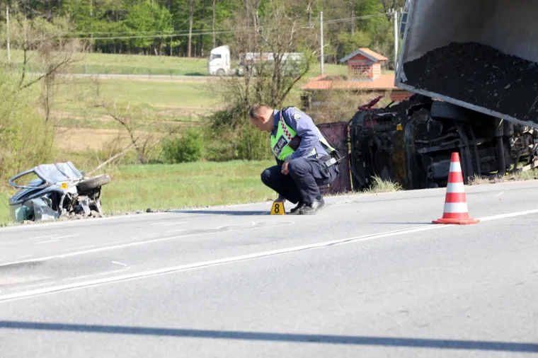 Stravična nesreća: Kamion se prevrnuo, automobil zavr&scaron;io na livadi