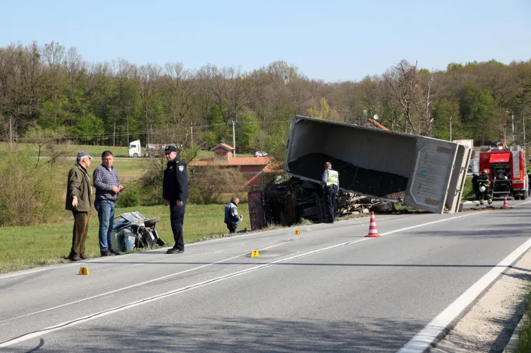 Stravična nesreća: Kamion se prevrnuo, automobil zavr&scaron;io na livadi