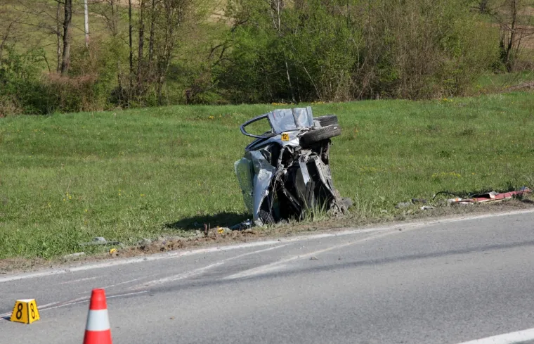 Stravična nesreća: Kamion se prevrnuo, automobil zavr&scaron;io na livadi