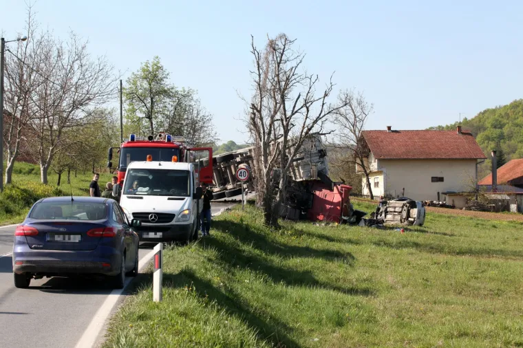 Stravična nesreća: Kamion se prevrnuo, automobil zavr&scaron;io na livadi