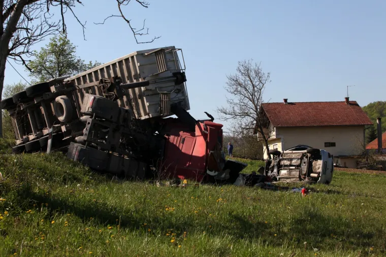 Stravična nesreća: Kamion se prevrnuo, automobil zavr&scaron;io na livadi