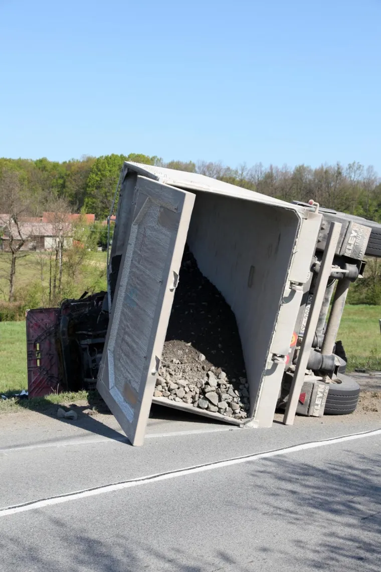 Stravična nesreća: Kamion se prevrnuo, automobil zavr&scaron;io na livadi