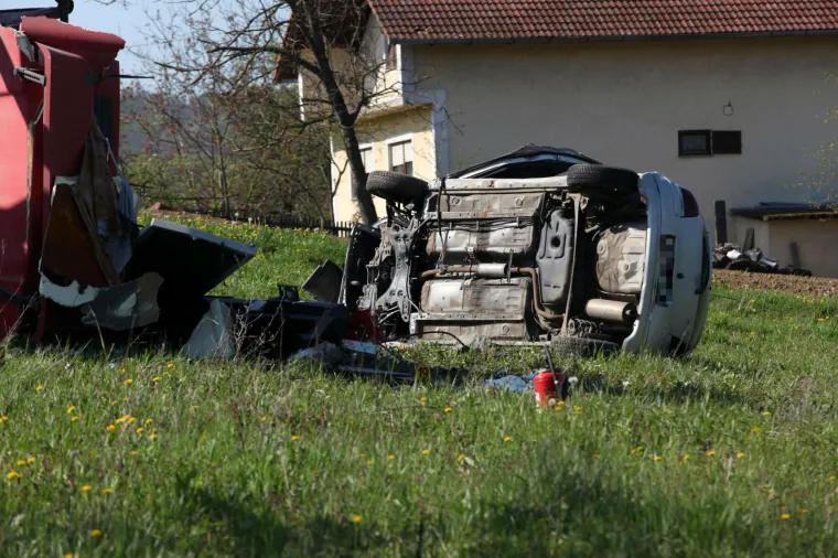 Stravična nesreća: Kamion se prevrnuo, automobil zavr&scaron;io na livadi