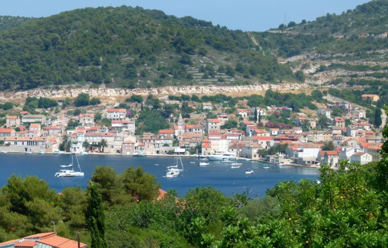 Vrhove tog magmatskog prodora danas čine otoci Jabuka, Brusnik, Bi&scaron;evo te Palagruža kao geolo&scaron;ki najstariji otok Jadrana koji, kao i otok Brusnik, stalno raste pod utjecajem tektonske aktivnosti.