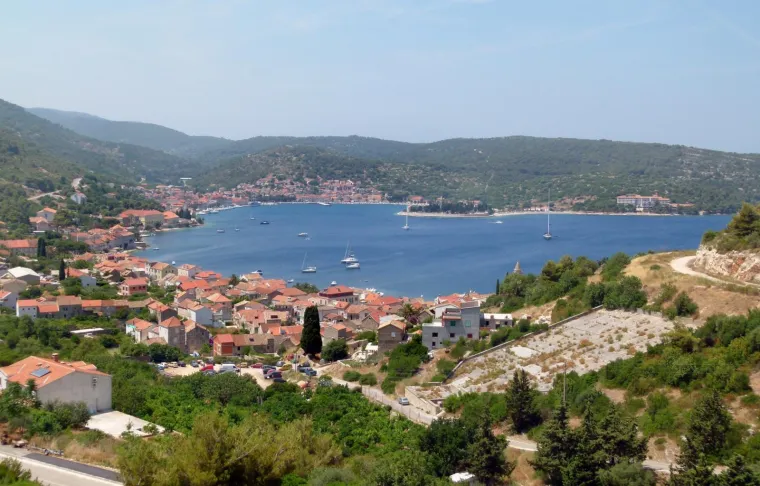 Na području Vi&scaron;kog arhipelaga u geolo&scaron;koj pro&scaron;losti prije 220 milijuna godina do&scaron;lo je do velikih promjena prodorom dijapira, mase užarene dubinske pra-soli, koja je provalila prema povr&scaron;ini uzdižući sedimentne ploče formirane petrifikacijom pijeska i lju&scaron;tura organizama.