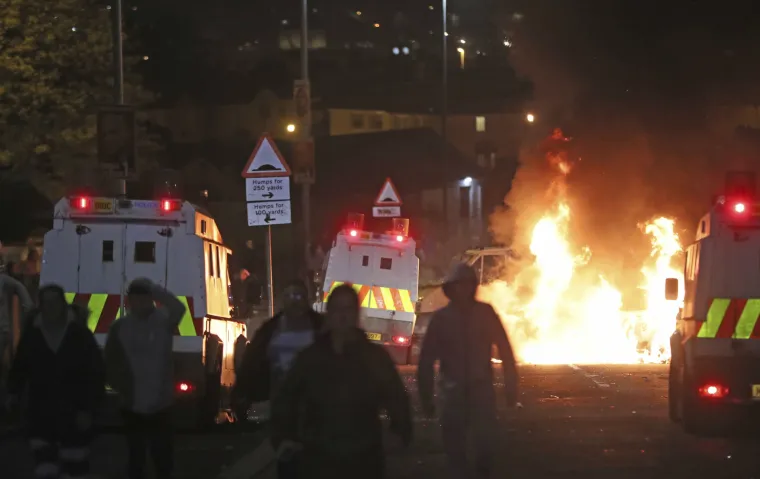 Kaos u Sjevernoj Irskoj: U uličnim neredima ubijena novinarka