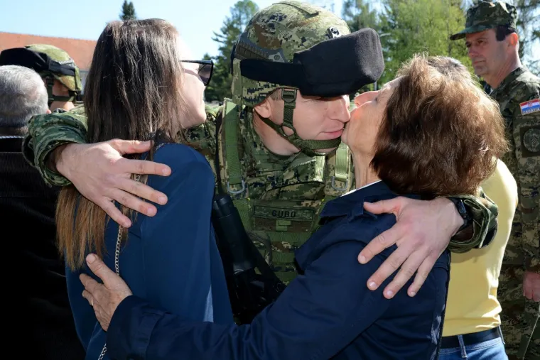 Emotivan ispraćaj hrvatskih vojnika u misiju NATO-a