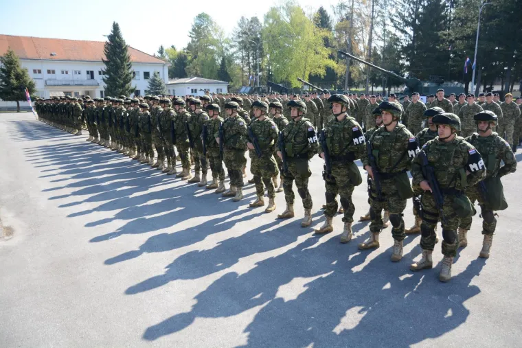 Emotivan ispraćaj hrvatskih vojnika u misiju NATO-a