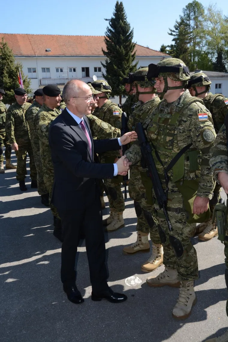 Emotivan ispraćaj hrvatskih vojnika u misiju NATO-a