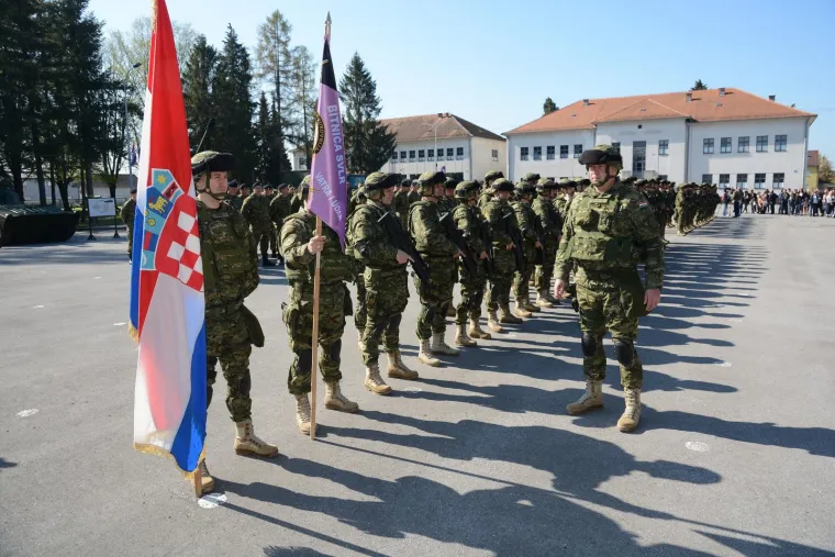 Emotivan ispraćaj hrvatskih vojnika u misiju NATO-a