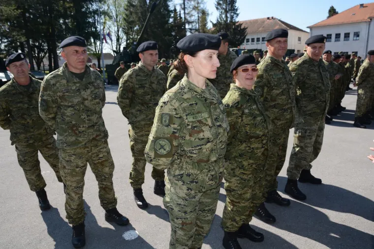 Emotivan ispraćaj hrvatskih vojnika u misiju NATO-a