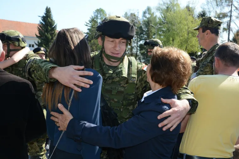 Emotivan ispraćaj hrvatskih vojnika u misiju NATO-a