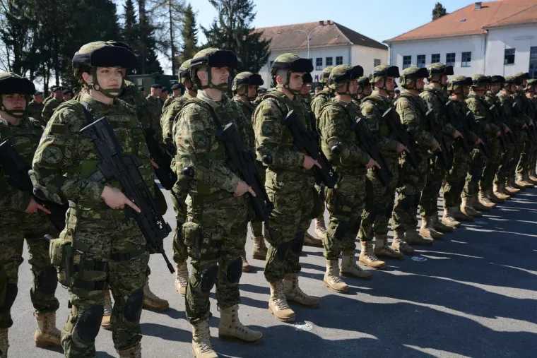 Emotivan ispraćaj hrvatskih vojnika u misiju NATO-a