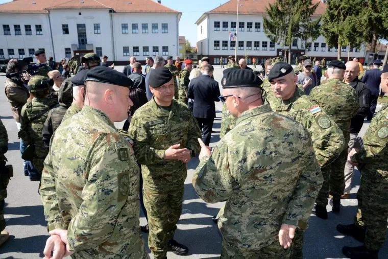Emotivan ispraćaj hrvatskih vojnika u misiju NATO-a