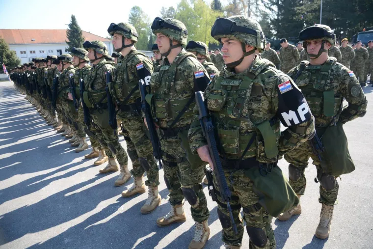 Emotivan ispraćaj hrvatskih vojnika u misiju NATO-a