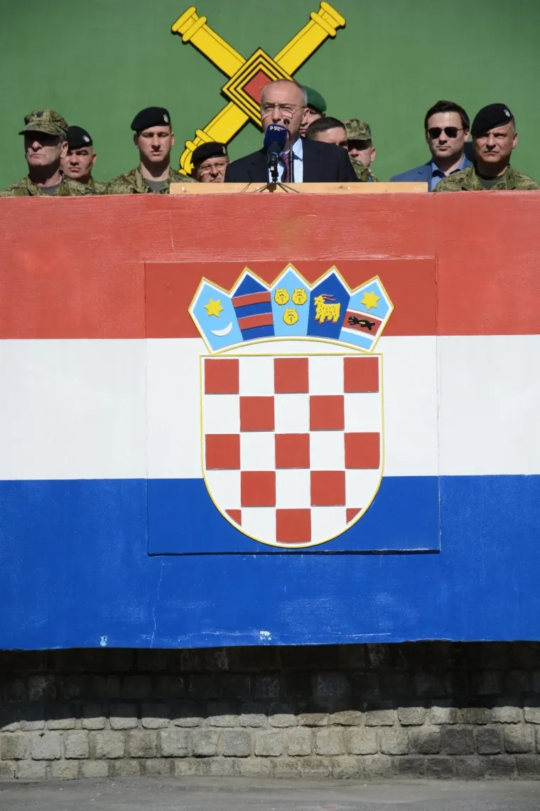 Emotivan ispraćaj hrvatskih vojnika u misiju NATO-a