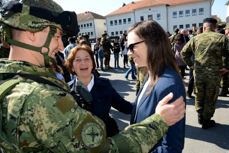 Emotivan ispraćaj hrvatskih vojnika u misiju NATO-a