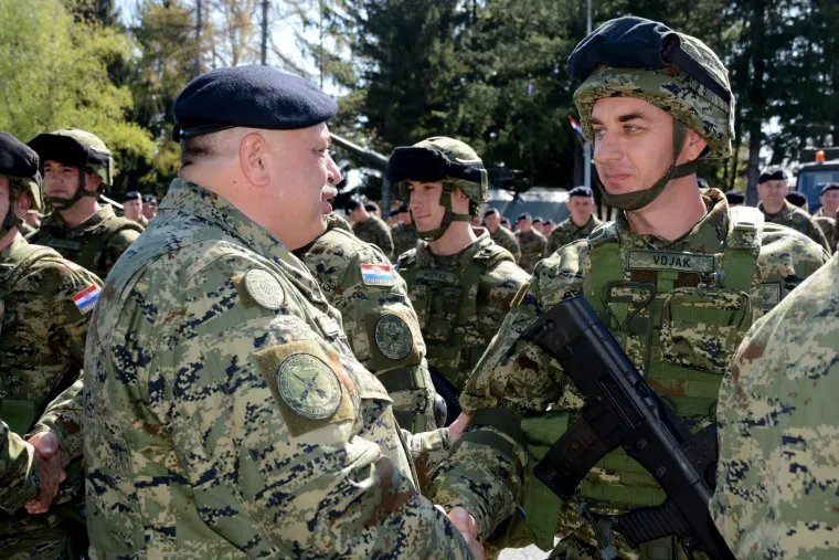 Emotivan ispraćaj hrvatskih vojnika u misiju NATO-a