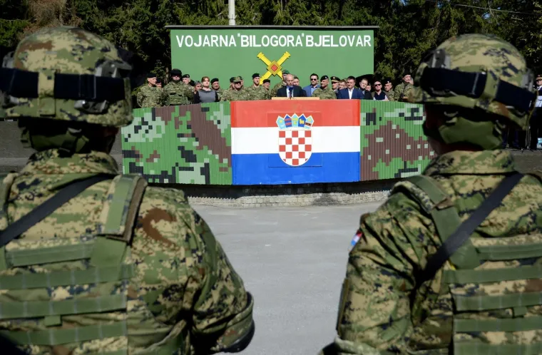 Emotivan ispraćaj hrvatskih vojnika u misiju NATO-a