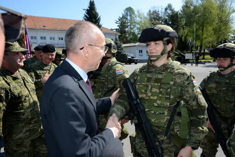 Emotivan ispraćaj hrvatskih vojnika u misiju NATO-a
