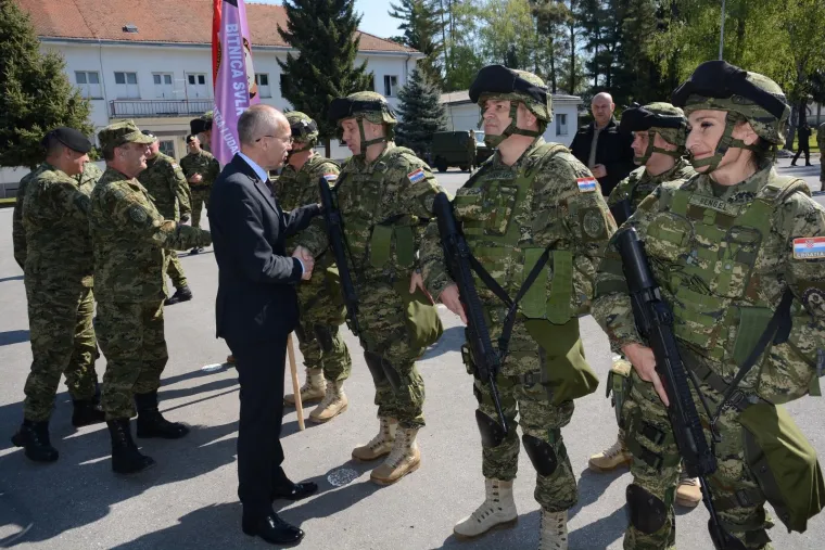 Emotivan ispraćaj hrvatskih vojnika u misiju NATO-a
