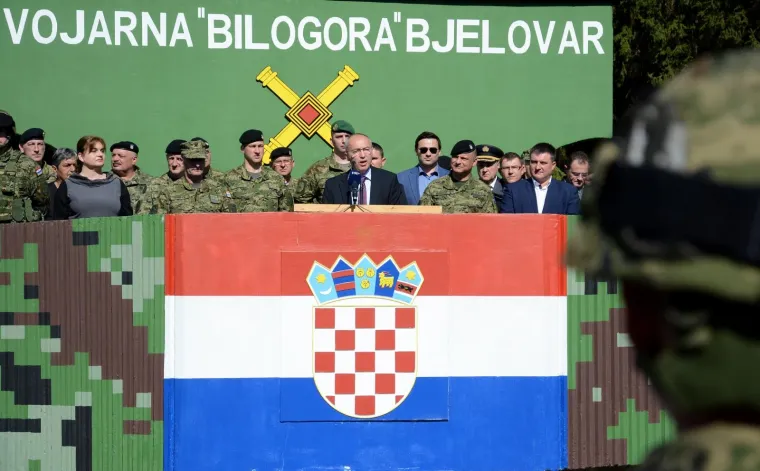 Emotivan ispraćaj hrvatskih vojnika u misiju NATO-a