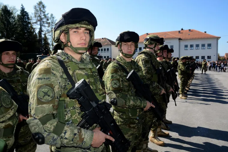 Emotivan ispraćaj hrvatskih vojnika u misiju NATO-a