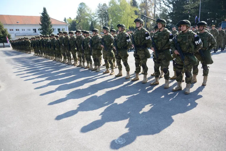 Emotivan ispraćaj hrvatskih vojnika u misiju NATO-a