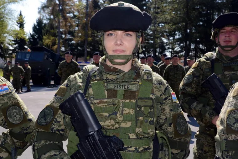 Emotivan ispraćaj hrvatskih vojnika u misiju NATO-a