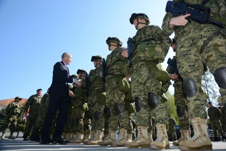 Emotivan ispraćaj hrvatskih vojnika u misiju NATO-a