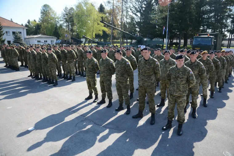 Emotivan ispraćaj hrvatskih vojnika u misiju NATO-a