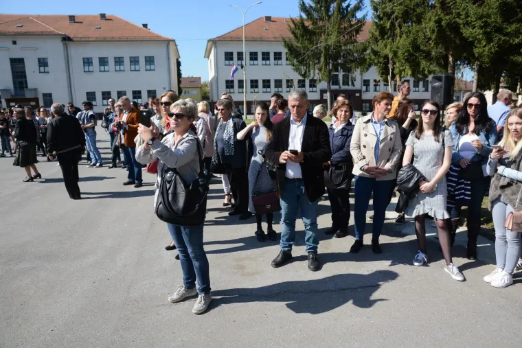 Emotivan ispraćaj hrvatskih vojnika u misiju NATO-a
