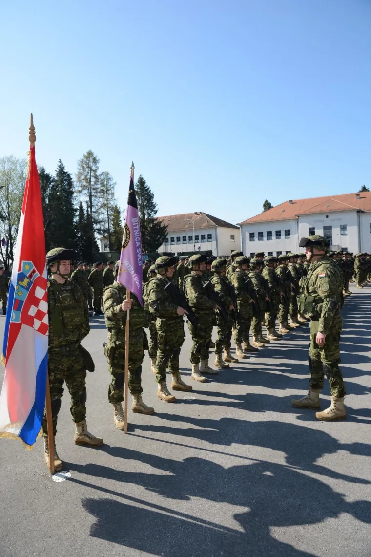 Emotivan ispraćaj hrvatskih vojnika u misiju NATO-a