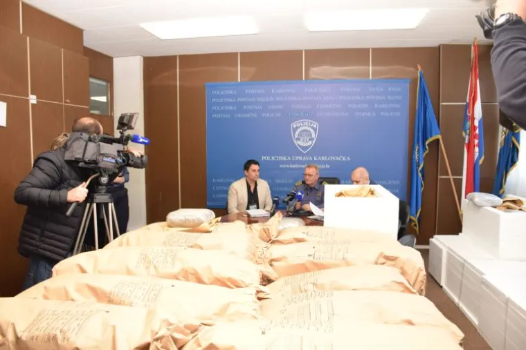 Karlovačka policija u četvrtak je u Karlovcu zaplijenila 170,6 kilograma marihuane te je uhitila jednog hrvatskog i jednog srbijanskog državljana koji su drogu vozili u kamionu. Photo: PU karlovačka