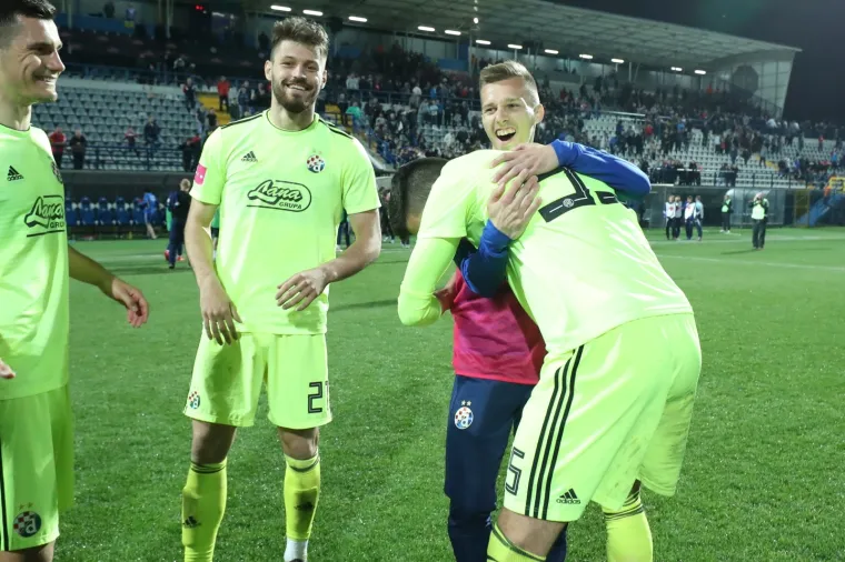 POSLIJE POBJEDE USLIJEDILA JE FE&Scaron;TA: Pogledajte kako su Modri dočekali posljednji sučev zvižduk