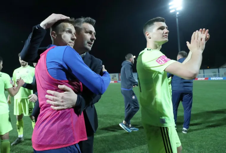 POSLIJE POBJEDE USLIJEDILA JE FE&Scaron;TA: Pogledajte kako su Modri dočekali posljednji sučev zvižduk