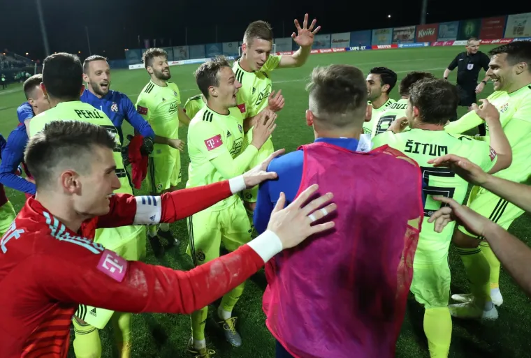 POSLIJE POBJEDE USLIJEDILA JE FE&Scaron;TA: Pogledajte kako su Modri dočekali posljednji sučev zvižduk