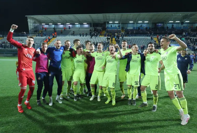 POSLIJE POBJEDE USLIJEDILA JE FE&Scaron;TA: Pogledajte kako su Modri dočekali posljednji sučev zvižduk