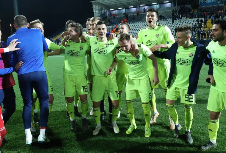 POSLIJE POBJEDE USLIJEDILA JE FE&Scaron;TA: Pogledajte kako su Modri dočekali posljednji sučev zvižduk