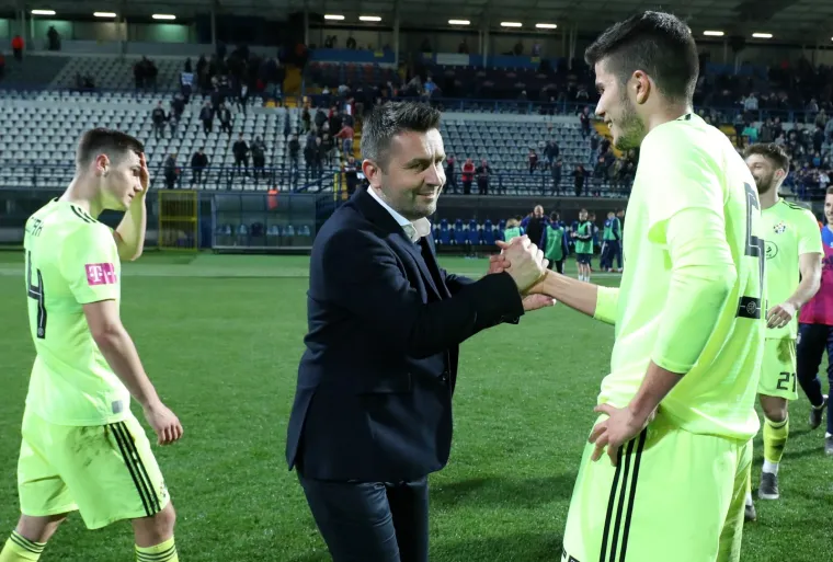 POSLIJE POBJEDE USLIJEDILA JE FE&Scaron;TA: Pogledajte kako su Modri dočekali posljednji sučev zvižduk