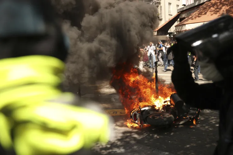 Pogledajte rat na ulicama Pariza: Među prosvjednicima i mu&scaron;karac s drvenim križem