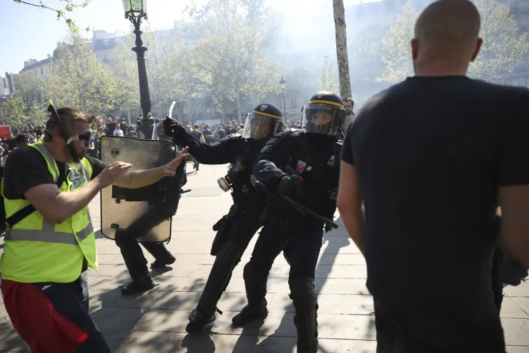 Pogledajte rat na ulicama Pariza: Među prosvjednicima i mu&scaron;karac s drvenim križem