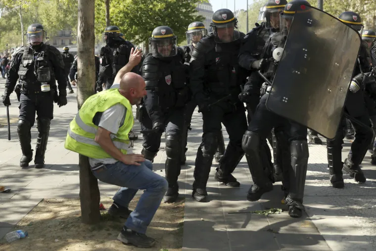 Pogledajte rat na ulicama Pariza: Među prosvjednicima i mu&scaron;karac s drvenim križem