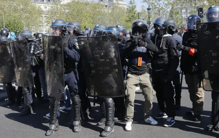 Pogledajte rat na ulicama Pariza: Među prosvjednicima i mu&scaron;karac s drvenim križem